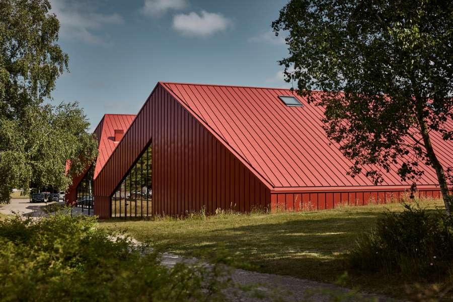 Steel profiles form the framework when space is provided for sports, learning, and play in Vestbjerg, Vestbjerg Idrætshal, Bakmøllevej 280, 9380 Vestbjerg, Denmark